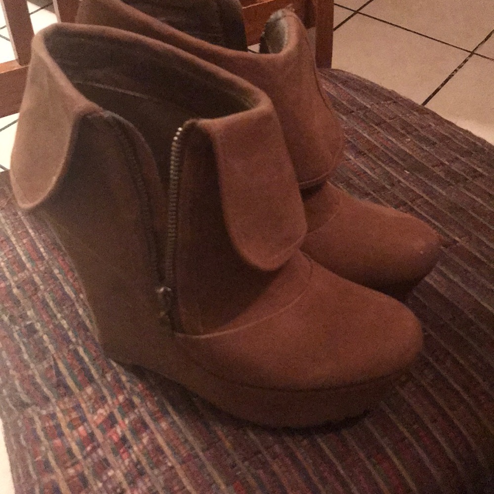 Brown wedges 8 1/2m GUESS